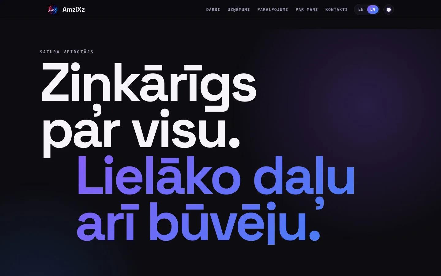 amzixz.id.lv sākumlapa tumšajā režīmā ar virsrakstu „Zinkārīgs par visu. Lielāko daļu arī būvēju.”